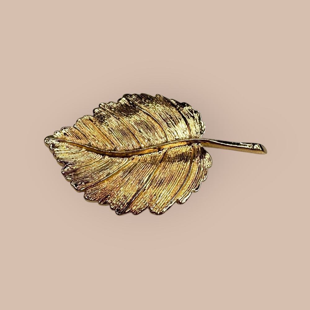 Vintage Anne Klein AK Gold Tone Signed Textured Leaf Brooch Pin 2.25 X 1.25"